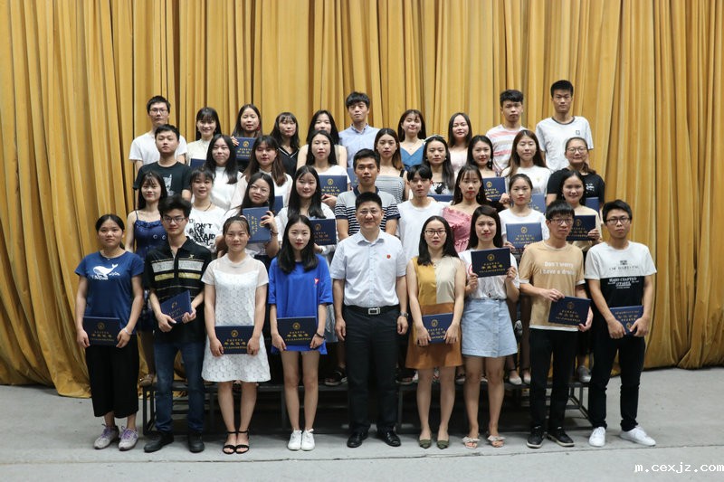 我校举行2018届毕业生毕业典礼