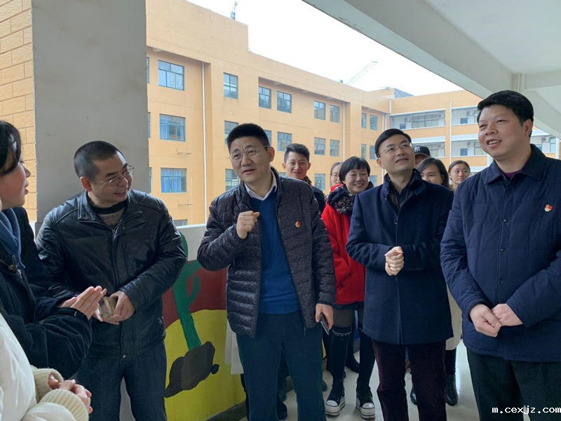 我校学前系第二届学生美术作品展开展