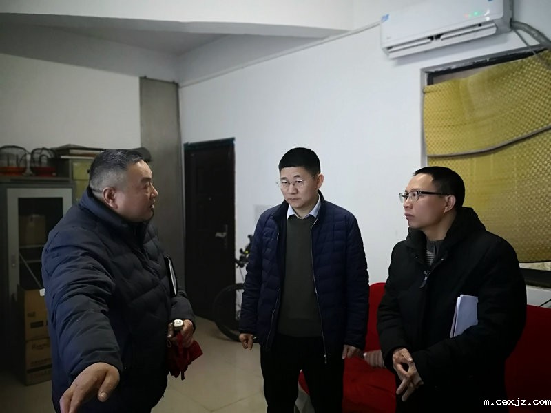 校领导检查新学期开学准备工作