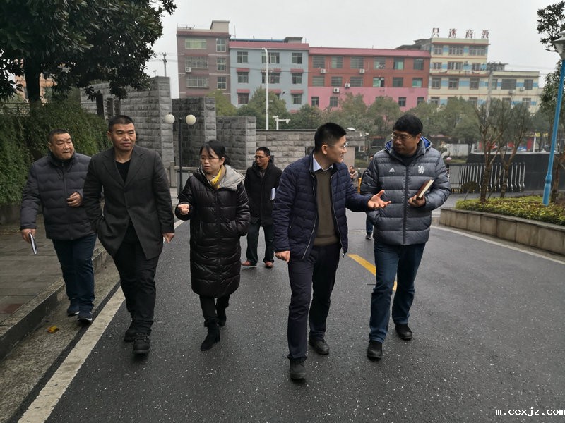 校领导检查新学期开学准备工作