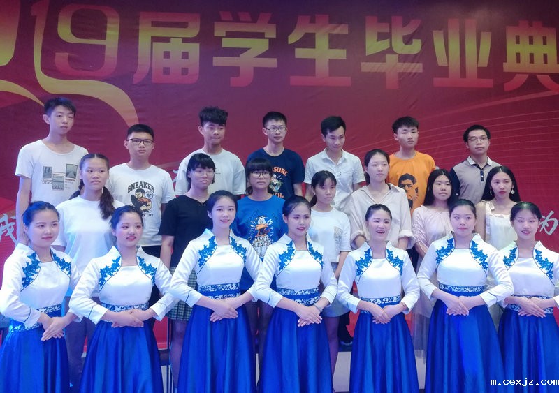 我校举行2019届毕业生毕业典礼