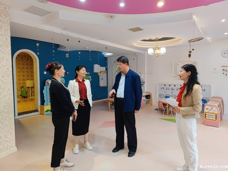 第一张在园长带领下参观幼儿园-tuya.jpg