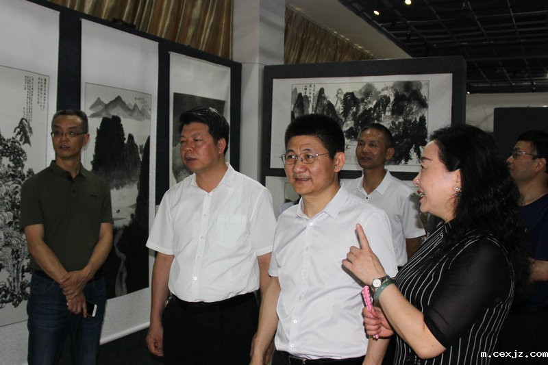 2. 校领导在展览现场观摩作品.jpg