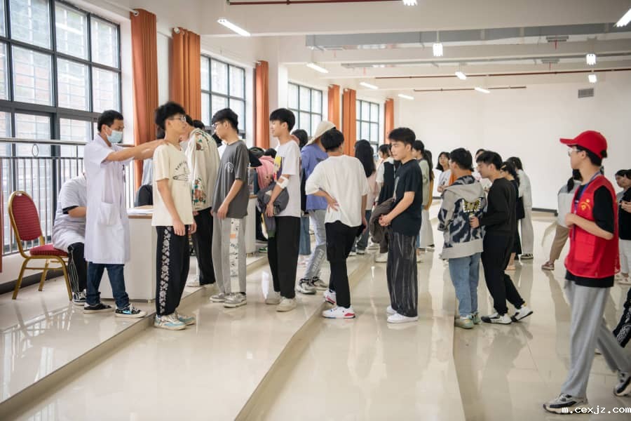 2022年5月24日湘南幼专学生工作处开展脊柱侧弯筛查活动2-tuya-tuya.jpg